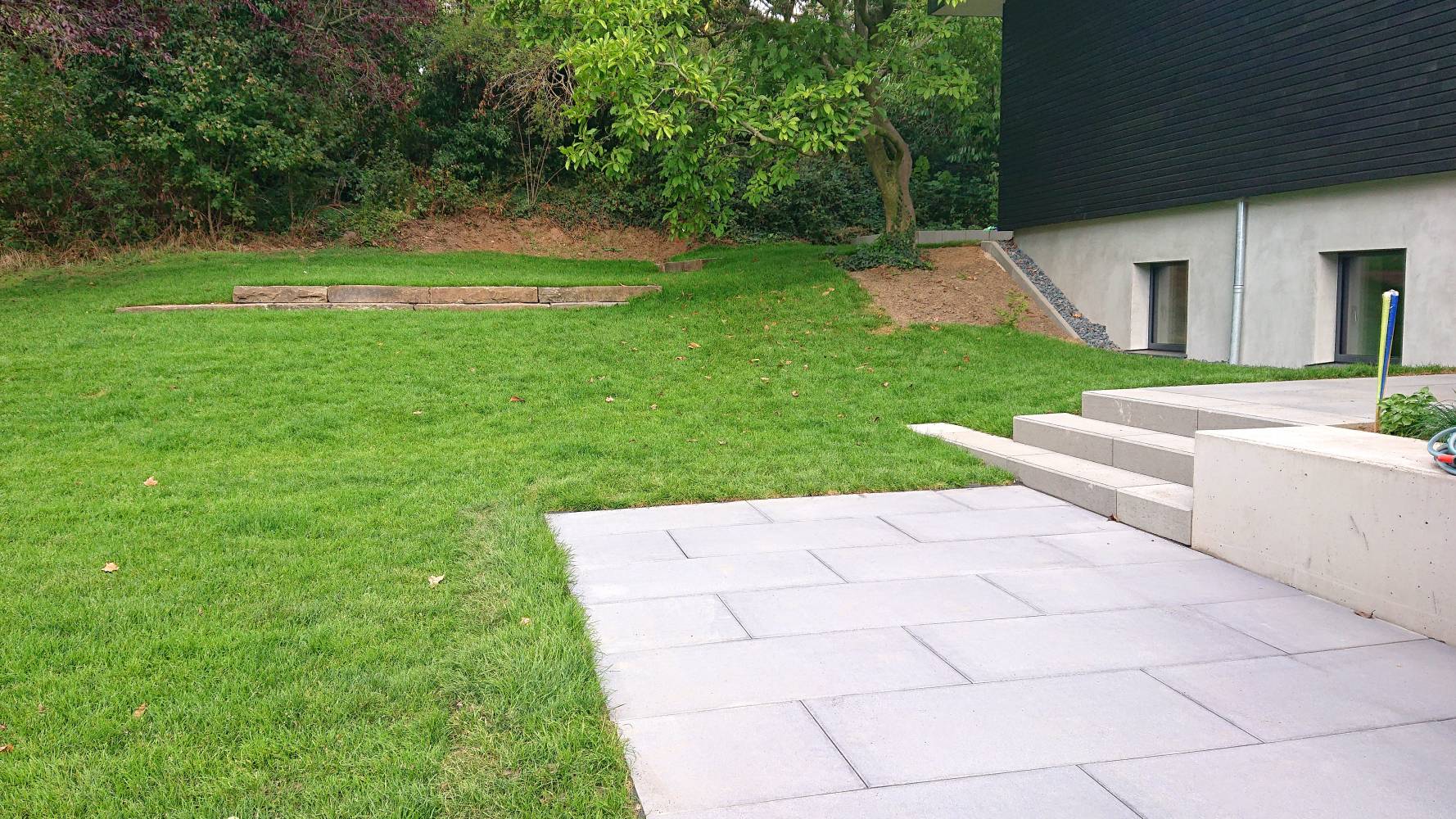 Gartenmauern aus Betonsteinen oder Sichtbeton