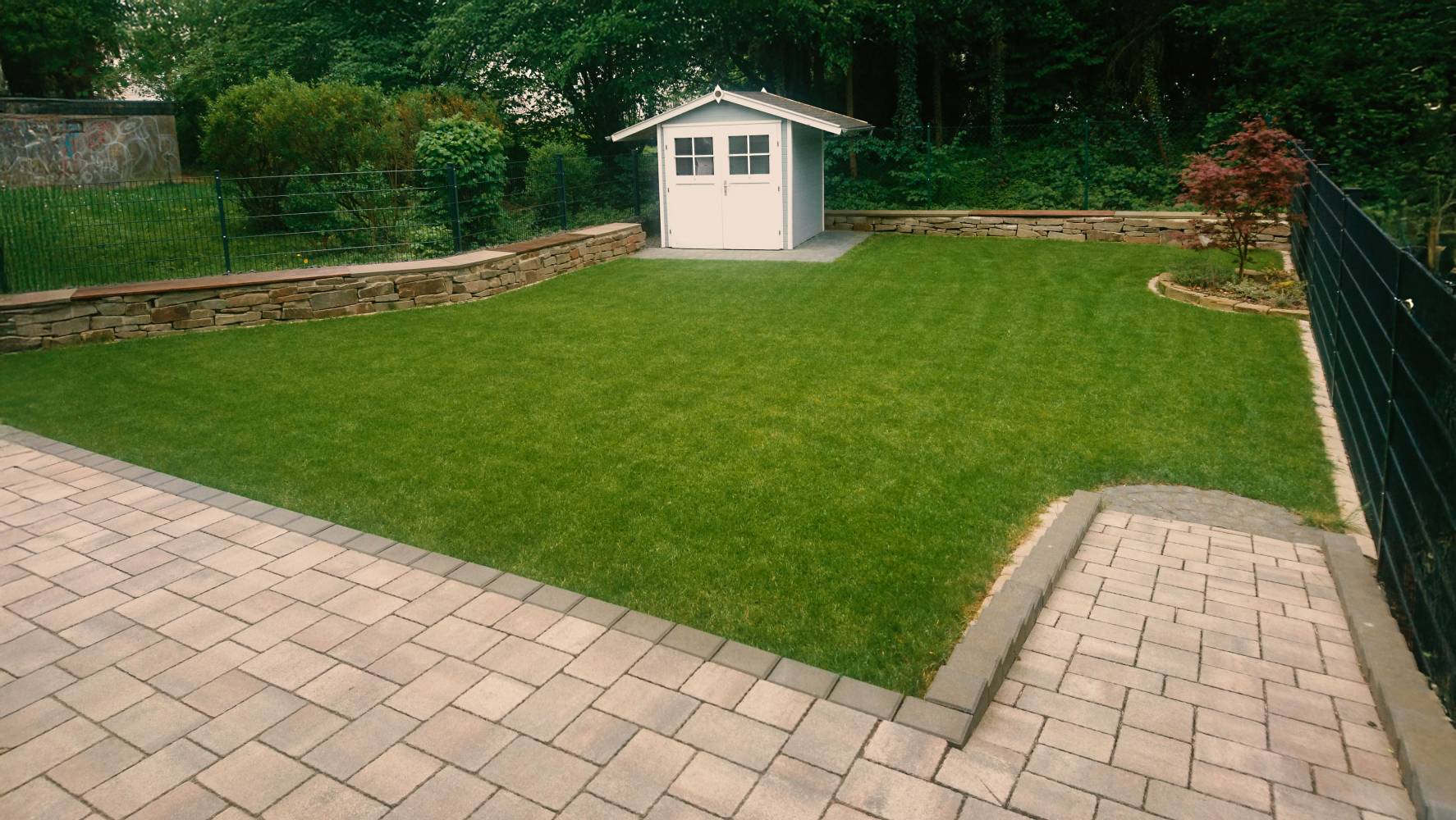 Landschaftsbau, Stein- und Pflasterarbeiten einer Terasse, Gartenpflege & Bepflanzung