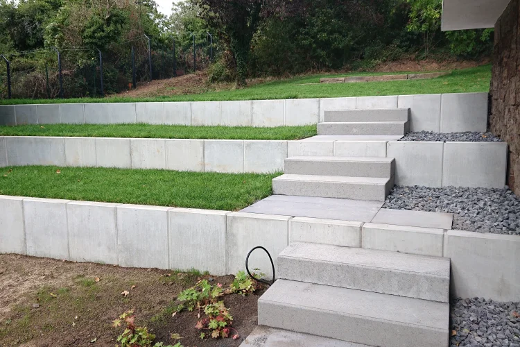 Gartenmauern aus Betonsteinen oder Sichtbeton