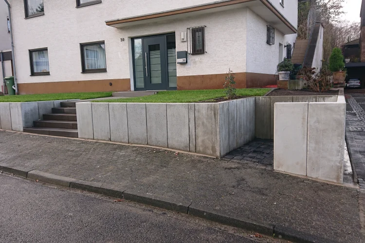 Gartenmauern aus Betonsteinen oder Sichtbeton