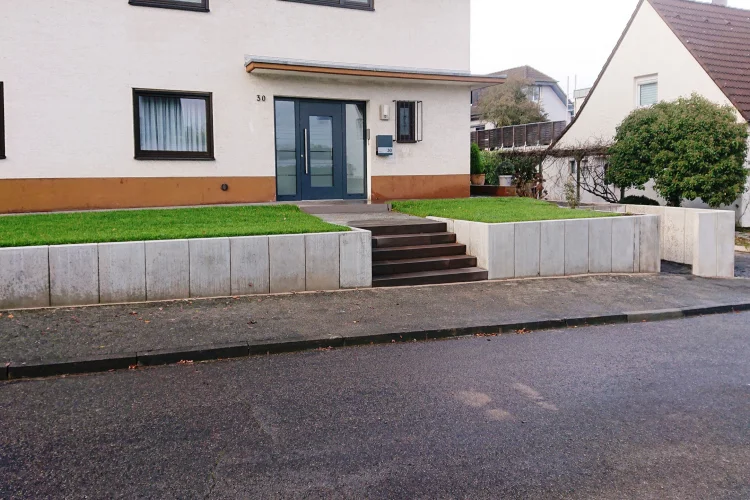 Abgrenzung Vorgarten, Mauer, Treppe