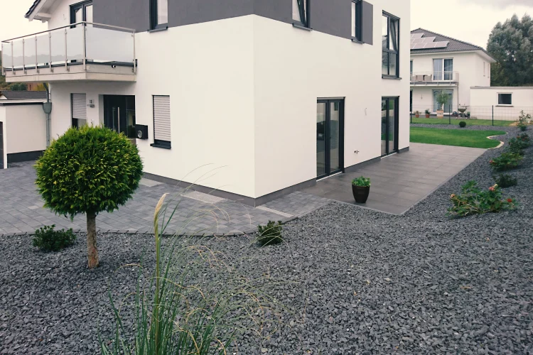 Gestaltung eines Gartens, Stein- & Pflasterarbeiten, Bepflanzung 